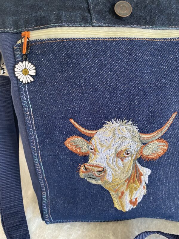 Jeanstasche mit Kuhkopf