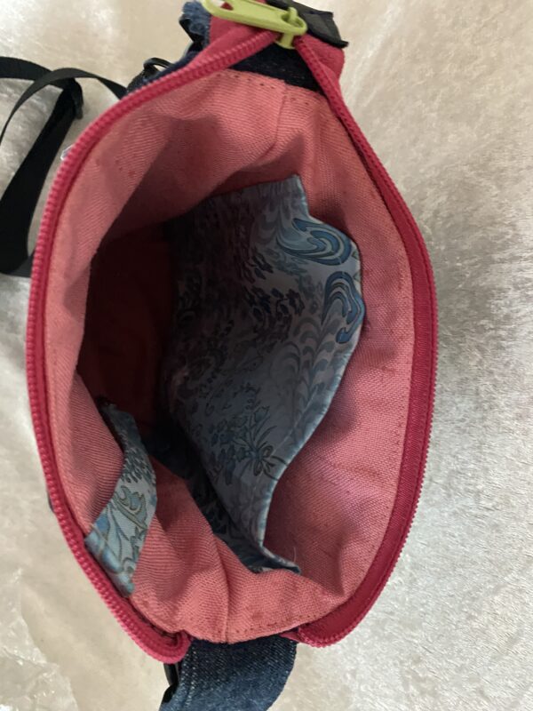 kleine Jeansumhängetasche mit Pfote – Bild 5