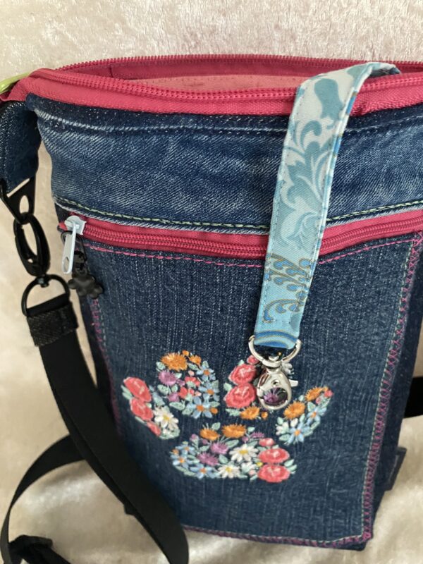 kleine Jeansumhängetasche mit Pfote – Bild 4