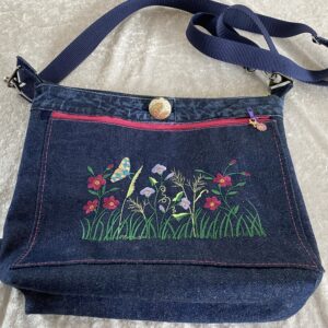 Jeanstasche mit einer Blumenwiese