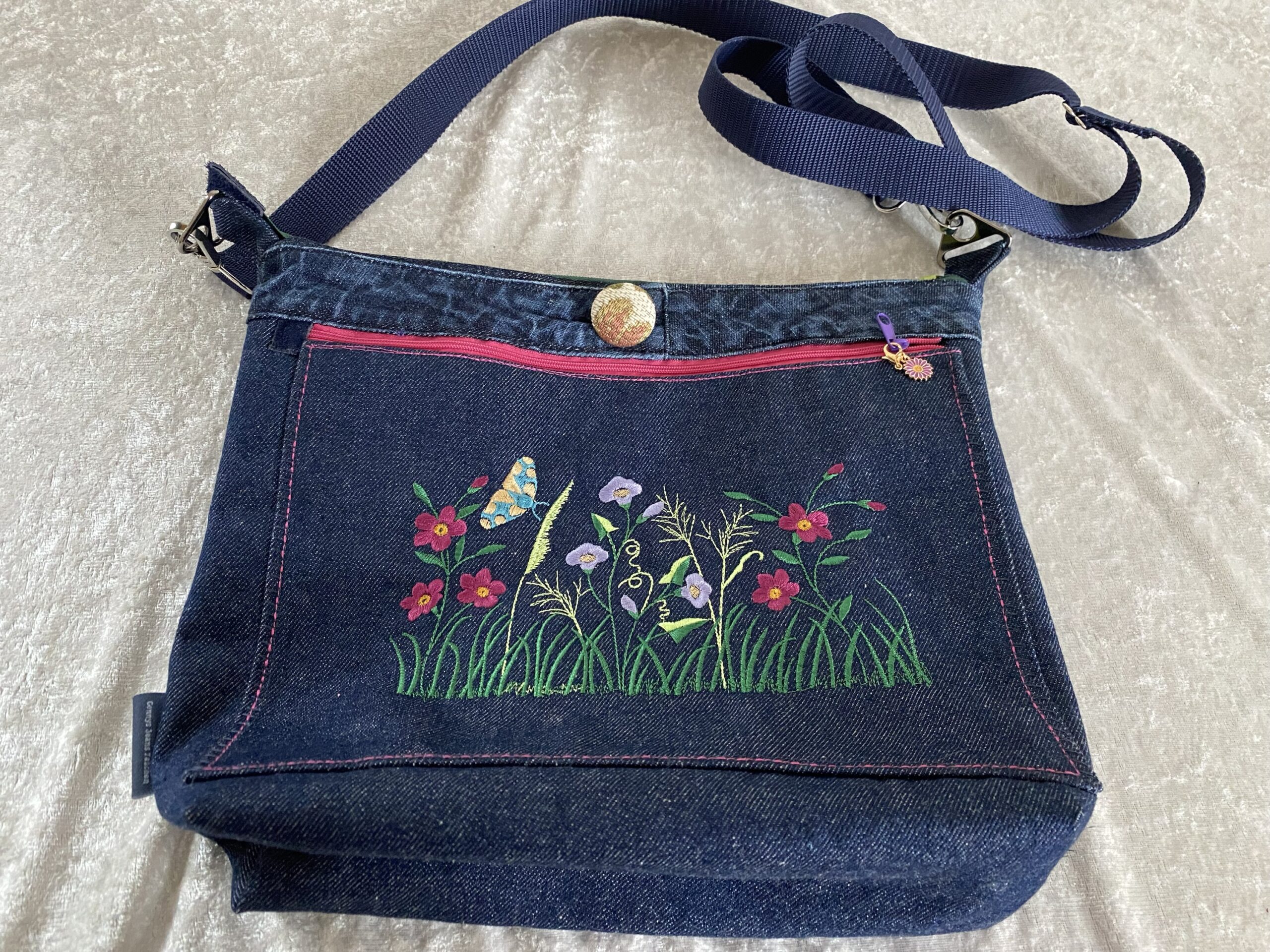 Jeanstasche mit einer Blumenwiese