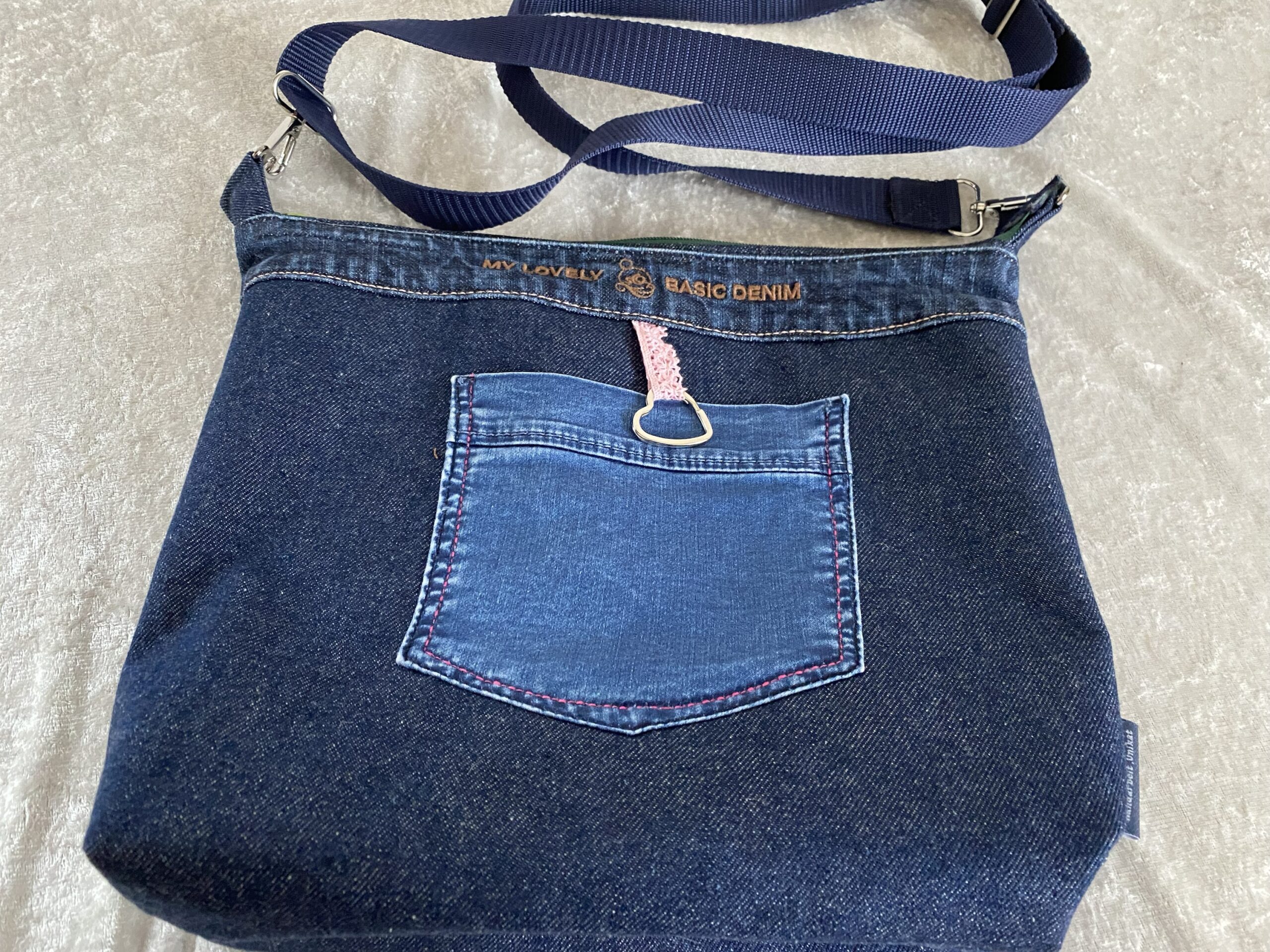 Jeanstasche mit einer Blumenwiese – Bild 2