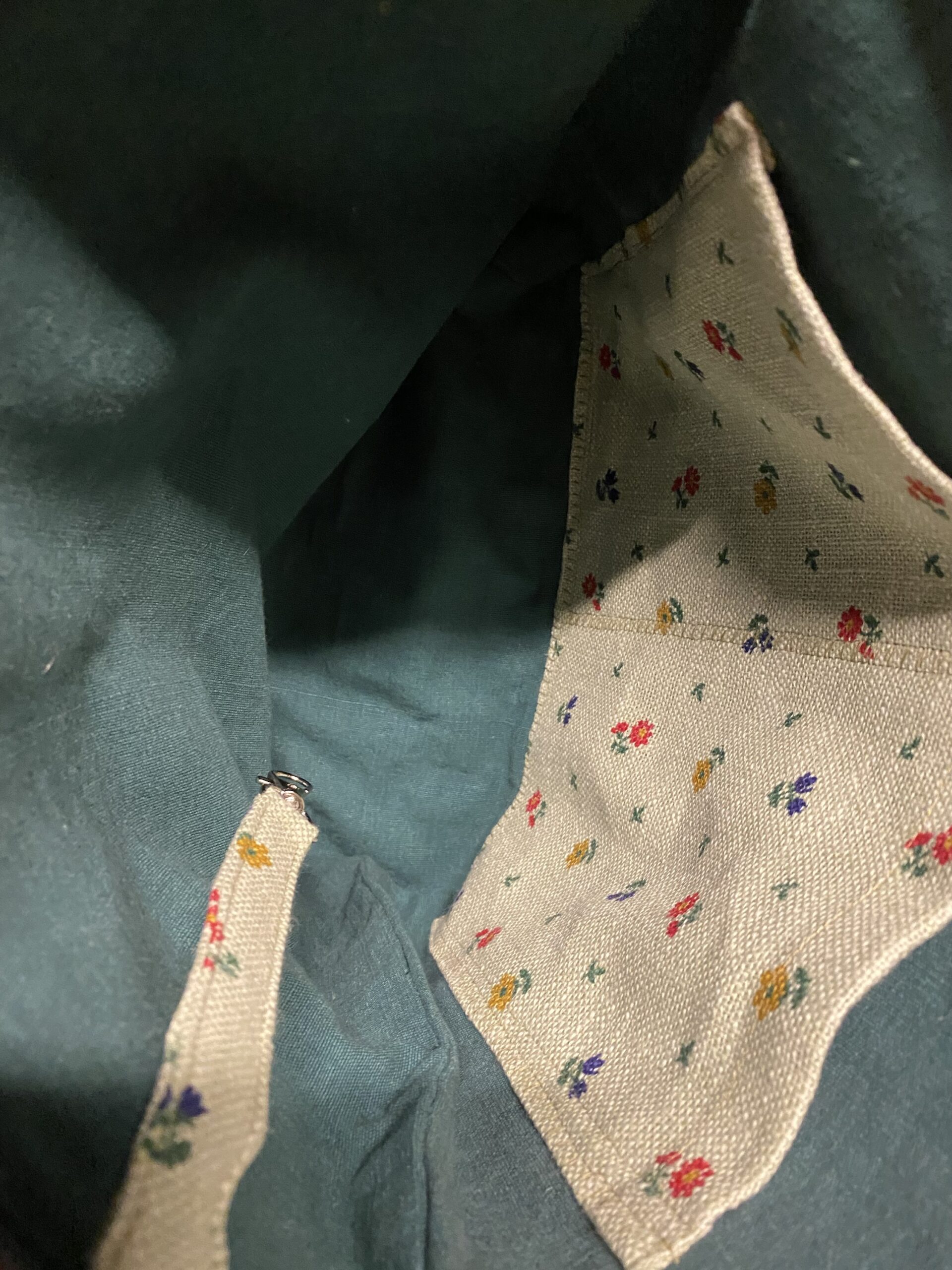 Jeanstasche mit einer Blumenwiese – Bild 3